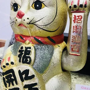 a statue of a cat