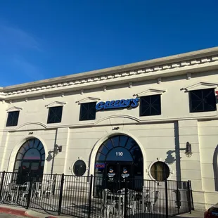 the outside of a restaurant