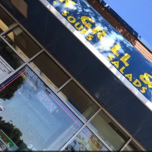 the outside of a restaurant