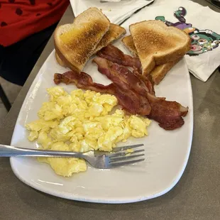 The breakfast is less expensive before 11!