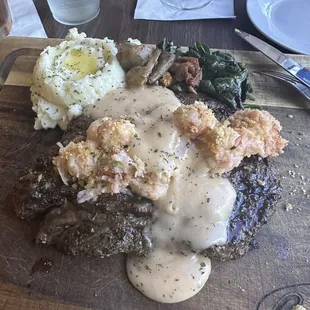 Special of Ribeye with lobster sauce, sausage ed spinach and mushrooms and mashed potatoes