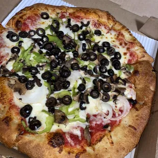 This is suppose to be Garden Supreme Pizza, but received without tomatoes and without banana peppers.