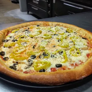 Grilled chicken, black olives, banana peppers,feta cheese