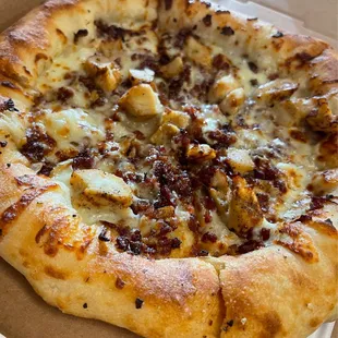Chicken, bacon, ranch pizza