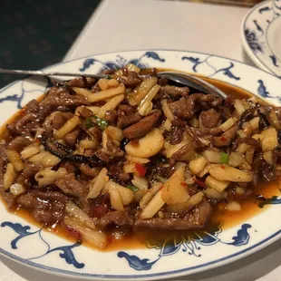 Excellent beef with garlic sauce (beef, mushrooms, water chestnuts)