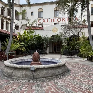 setting : center fountain