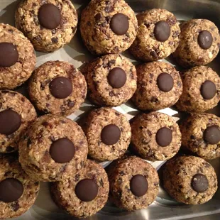 a tray of cookies