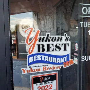 a sign on the door of a restaurant