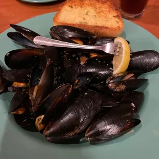 Steamed Mussels with Garlic Toast