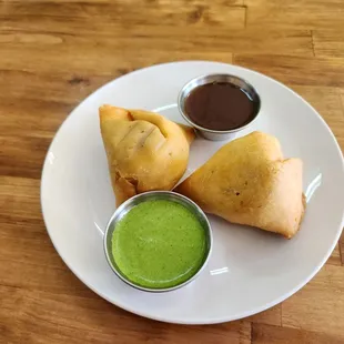 triangular crisps filled with potato and peas