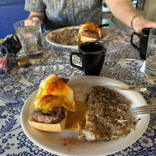 eggs benedict wit steak