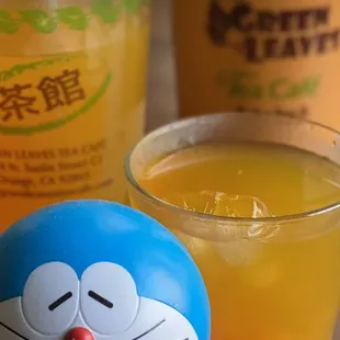 This to-go order includes jasmine mango pop and Thai tea. Perfect for summer!