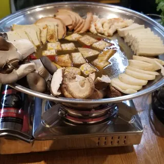 H4. Green Lotus Special Hot Pot