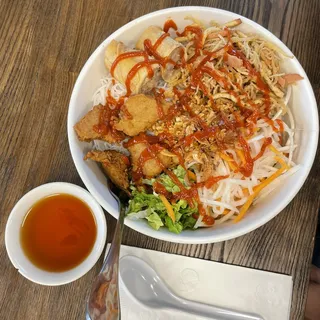 R7. Combination Vermicelli Bowl