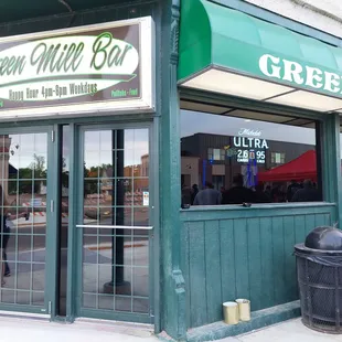 the outside of the restaurant