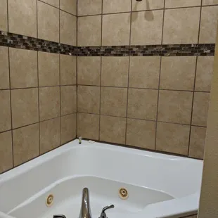 Shower and whirlbath.