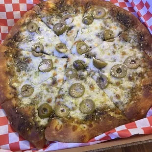 Zatar pizza with green olives