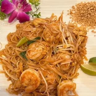 (･‿･)  Flavorful Shrimp Pad Thai. Not many shrimp (counted 6) but at least they were plump! Delish!