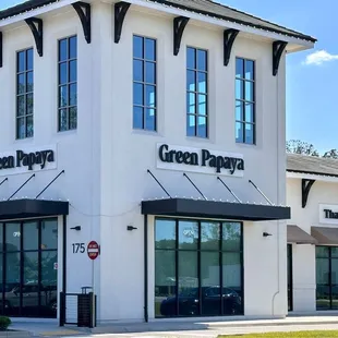 (･‿･) /ﾟ*:｡ﾟ Sushi and Pad Thai mood? Let&apos;s go in! #GreenPapaya-St. John&apos;s