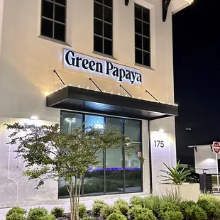 We are definitely in the mood for sushi @ our neighborhood #GreenPapaya-St. John&apos;s. (･‿･) /ﾟLet&apos;s go in!