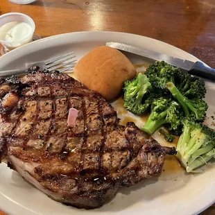 Went for Sunday lunch and got the 14oz Ribeye Med/rare, sides of broccoli