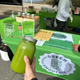 Green smoothie 32 oz comes with a jar
