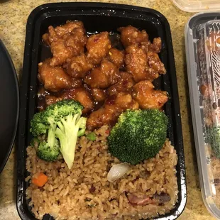 C11. General Tso&apos;s Chicken Combo Platter