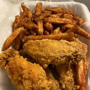 Chicken wings and fries !