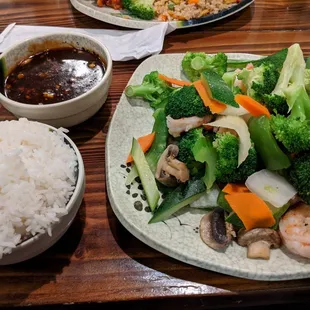 Steamed Shrimp w/mixed vegetables, white rice and garlic sauce