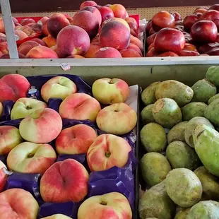 Cactus pears and flat peaches