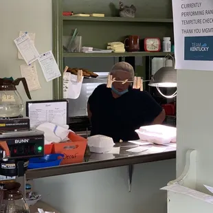 Cook not wearing mask