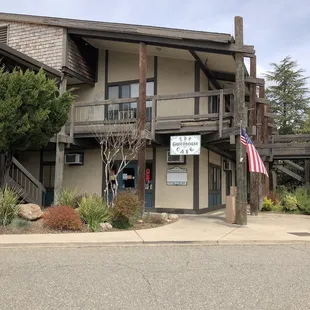 Local unassuming Breakfast, Linch spot.