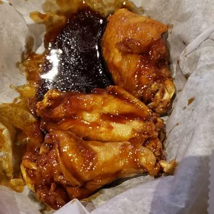 Sauce in wing basket