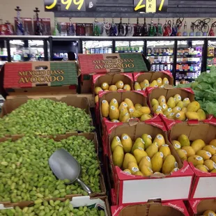 Fresh green garbanzo beans &amp; yellow mangos