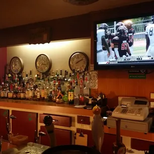 Amazing service, family owned who genuinely take care of people who come in. Good times, one of the last hidden gems of Detroit.