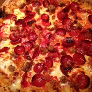 ows a pepperoni pizza