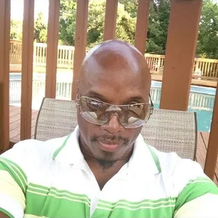 ows a man in a green and white shirt