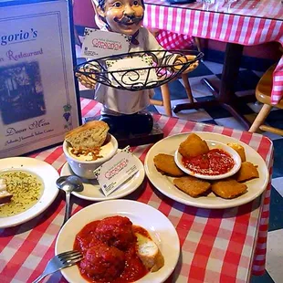 Start of a fantastic lunch  Fried Ravioli, Meatballs, Soup  Hot Bread  n Dipping Oil Love