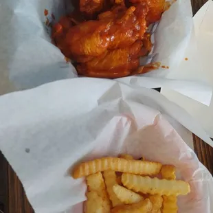 food, chicken wings and fried chicken