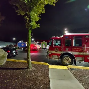 Even the Fire Fighters enjoy Gresham food carts
