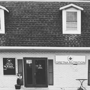 a black and white photo of a building