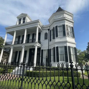 Women&apos;s guild - New Orleans Opera House in the Garden District.