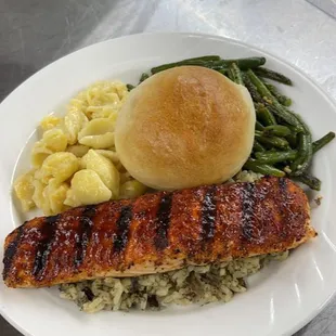 Salmon w/ green beans, Mac and cheese and a roll