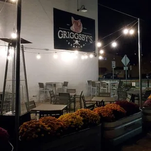 the outside of a restaurant