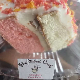 Strawberry crunch cake