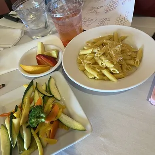 Kids Butter pasta, vegetables and fruit