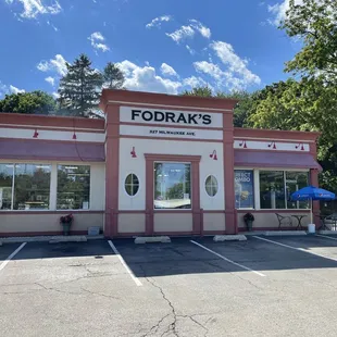 Front entrance, plenty of parking spaces