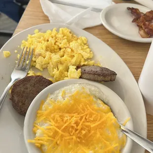 a plate of breakfast food