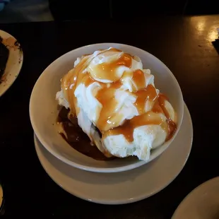  bowl of ice cream and caramel sauce
