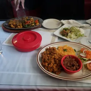 Puerto Asada con arroz mexicano and refried beans, chicken and steak fajita